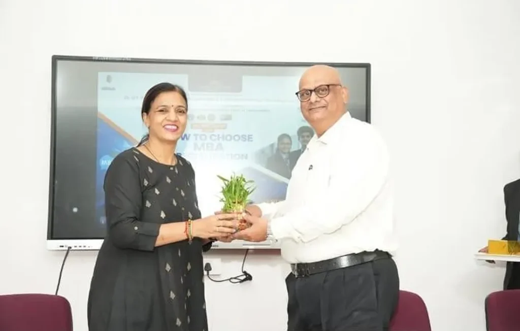 Felicitation of Deepak Solanki by Dr. Meghana Bhilare at DYPIMED Pune guest session 2026